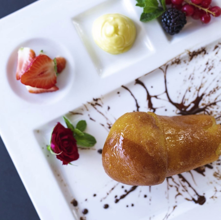 Babà con crema e frutti rossi